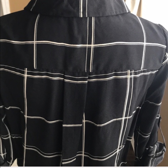 Nice black and ivory half zip blouse - Picture 5 of 8